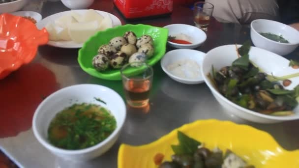 Gente comiendo en el mercado tradicional de comida callejera — Vídeos de Stock