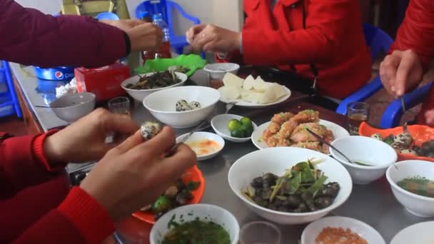 Gente comiendo en el mercado tradicional de comida callejera — Vídeos de Stock