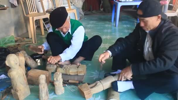 HAI DUONG, VIETNAM, ремесленники и куклы воды во Вьетнаме — стоковое видео