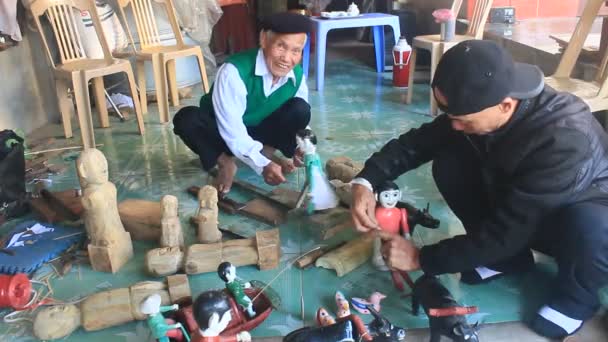 HAI DUONG, VIETNAM, ремесленники и куклы воды во Вьетнаме — стоковое видео