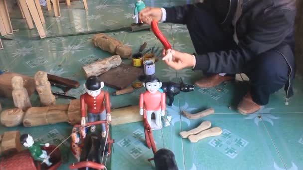 Hai Duong, Vietnam, a kézművesek és a víz bábjáték Vietnamban — Stock videók