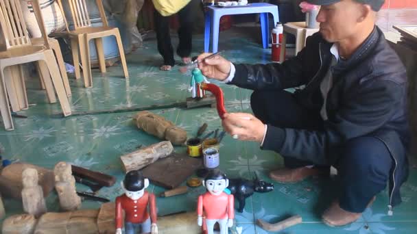 HAI DUONG, VIETNAM, ремесленники и куклы воды во Вьетнаме — стоковое видео