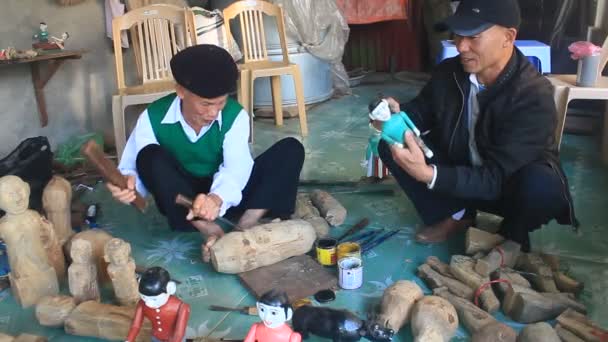 HAI DUONG, VIETNAM, ремесленники и куклы воды во Вьетнаме — стоковое видео