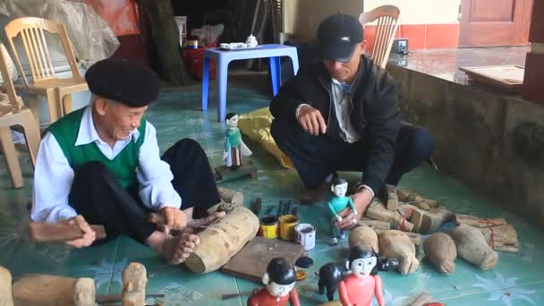 HAI DUONG, VIETNAM, ремесленники и куклы воды во Вьетнаме — стоковое видео