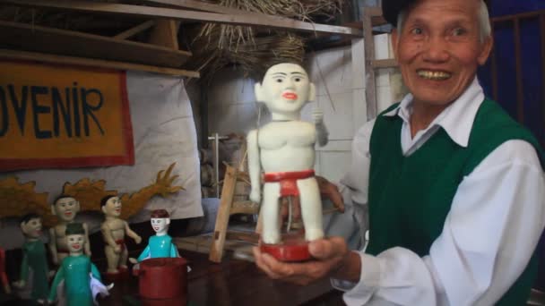 HAI DUONG, VIETNAM, artesanos y marionetas de agua en Vietnam — Vídeo de stock