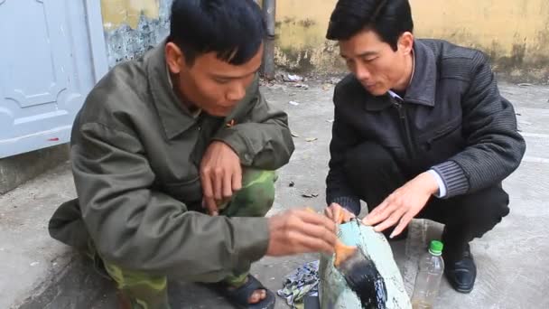 HAI DUONG, VIETNAM, ремесленники и куклы воды во Вьетнаме — стоковое видео