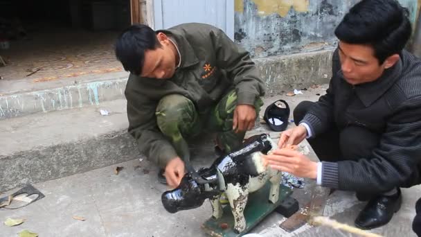 Hai duong, vietnam, Handwerker und Wasserpuppenspiel in vietnam — Stockvideo