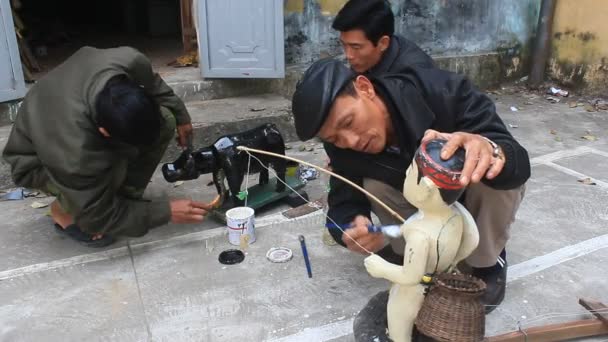 Hai duong, vietnam, Handwerker und Wasserpuppenspiel in vietnam — Stockvideo