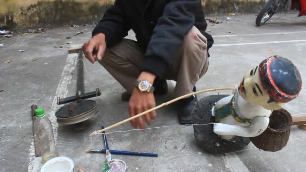 HAI DUONG, VIETNAM, artesanos y marionetas de agua en Vietnam — Vídeo de stock