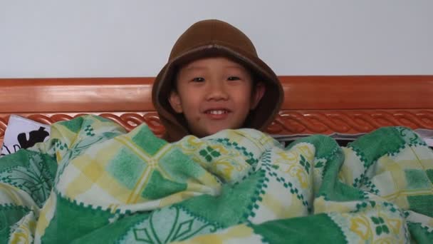HAI DUONG, VIETNAM, JANUARY, 8: boy in blanket on January, 8, 2015 in Hai Duong, Vietnam — Stock Video
