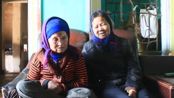 Hai Duong, Vietnam, januari, 14, 2015: två gamla kvinnor sjunga folkvisor — Stockvideo