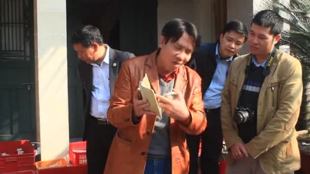 Хайдуонг, Вьетнам, 27 января 2015 г.: Археологи и керамика при раскопках, Чудау — стоковое видео