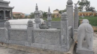 Haiduong, Vietnam, Şubat, 18, 2015: Aile üyeleri kendi atası mezar dua.