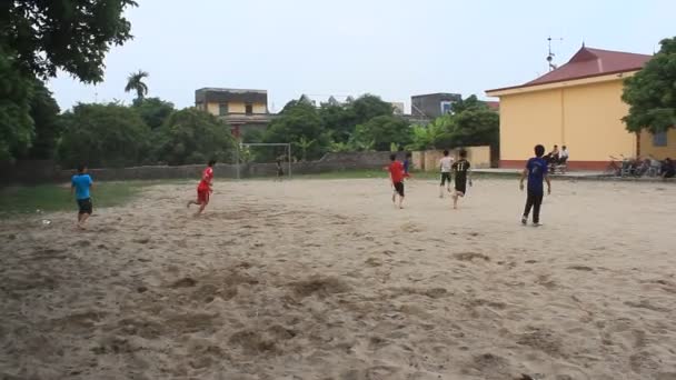 HAI DUONG, VIETNAM, JANUARY, 5 января 2015 года: мальчики играют в футбол на площадке — стоковое видео