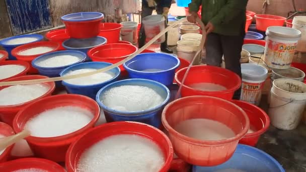 Haiduong, Vietnam, 10 février 2015 : personnes transformant la farine de Kudzu — Video