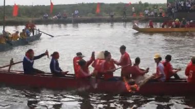 Hai Duong, Vietnam, 25 Şubat 2015: yemek pirinç tekne Bach Hao pagoda Festivali, vietnam çiftçiler sınavı