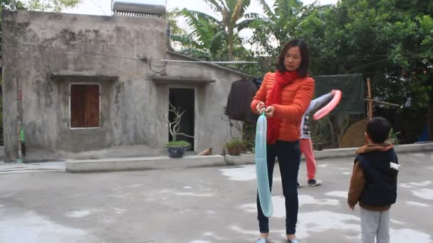 Haiduong, Vietnam, februari, 15, 2015: En oidentifierade personer spela ballonger — Stockvideo