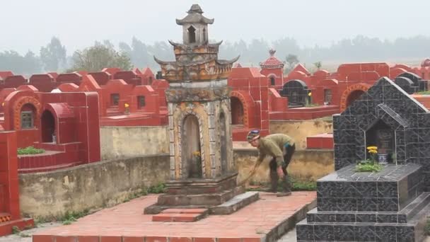 Haiduong, Vietnam, 18 de febrero de 2015: Miembros de la familia rezan ante su tumba ancestral — Vídeo de stock