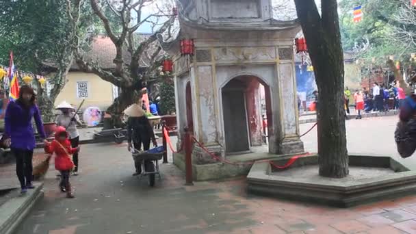 Haiduong, Vietnam, helmikuu, 20, 2015: nainen lakaisee temppelin pihaa — kuvapankkivideo