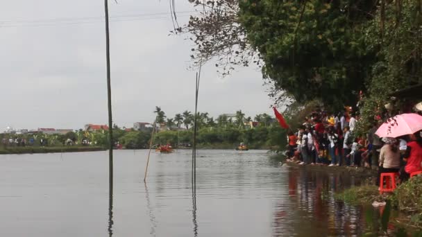 Haiduong, Vietnam, February, 25, 2015: People race the traditional boat on lake at traditional festival, vietnam — Stock Video