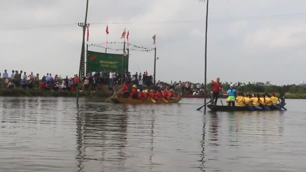 Haiduong, В'єтнам, 25 лютого 2015: Люди гонка традиційні човен на озері в традиційні фестивалі, В'єтнам — стокове відео