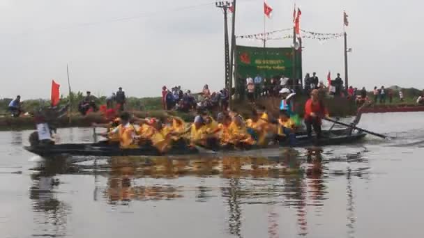 Haiduong, Wietnam, 25 lutego 2015 r.: Ludzie wyścigu tradycyjnej łodzi na jeziorze w tradycyjny festiwal, Wietnam — Wideo stockowe