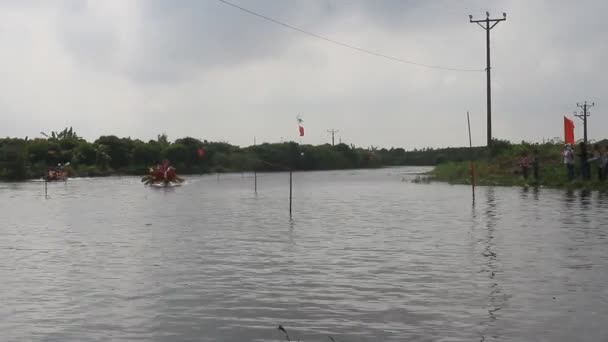 Haiduong, В'єтнам, 25 лютого 2015: Люди гонка традиційні човен на озері в традиційні фестивалі, В'єтнам — стокове відео