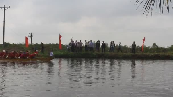 Haiduong, Vietnam, februari, 25, 2015: Mensen race de traditionele boot op meer op traditionele festival, vietnam — Stockvideo