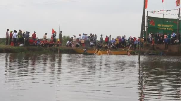 Haiduong, Vietnam, únor, 25, 2015: Lidé závod tradiční loď na jezeře na tradiční festival, vietnam — Stock video