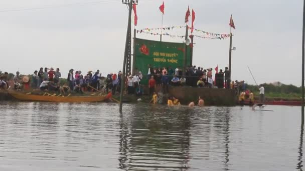Haiduong, Vietnam, February, 25, 2015: People race the traditional boat on lake at traditional festival, vietnam — Stock Video