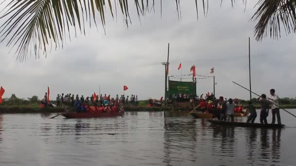 Haiduong, Vietnam, február, 25, 2015-re: Az emberek verseny a hagyományos hajó tavon a hagyományos fesztivál, vietnam — Stock videók