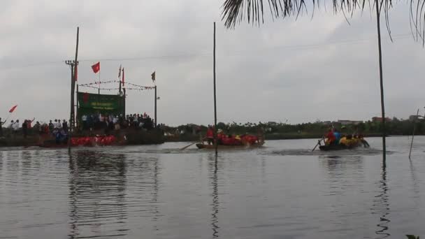 Haiduong, Vietnam, February, 25, 2015: People race the traditional boat on lake at traditional festival, vietnam — Stock Video