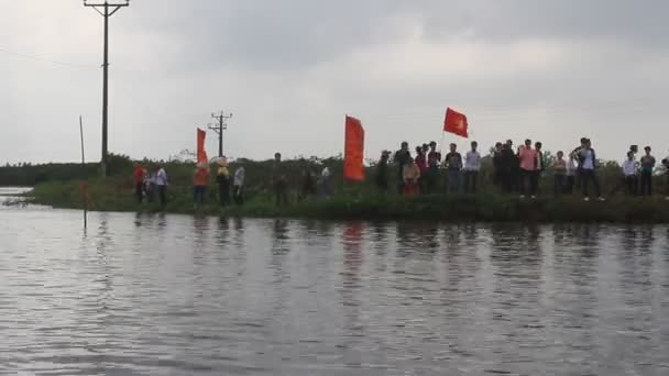 Haiduong, Vietnam, 25 de febrero de 2015: La gente corre el barco tradicional en el lago en el festival tradicional, Vietnam — Vídeo de stock