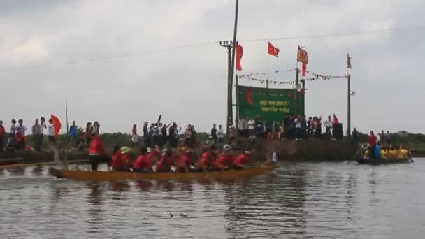 Haiduong, Wietnam, 25 lutego 2015 r.: Ludzie wyścigu tradycyjnej łodzi na jeziorze w tradycyjny festiwal, Wietnam — Wideo stockowe