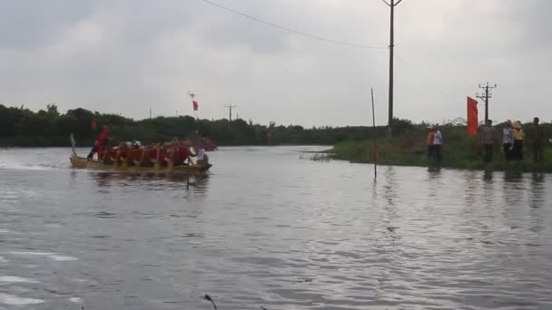 Haiduong, Wietnam, 25 lutego 2015 r.: Ludzie wyścigu tradycyjnej łodzi na jeziorze w tradycyjny festiwal, Wietnam — Wideo stockowe