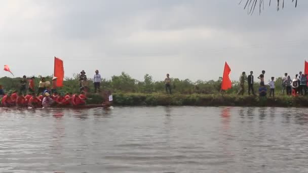 Haiduong, В'єтнам, 25 лютого 2015: Люди гонка традиційні човен на озері в традиційні фестивалі, В'єтнам — стокове відео