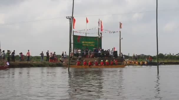 Haiduong, vietnam, 25. februar 2015: man rast mit dem traditionellen boot auf dem see beim traditionellen fest, vietnam — Stockvideo