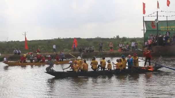 Hai duong, vietnam, 25. februar 2015: Bauern kochen Reis auf einem Boot beim bach hao pagode festival, vietnam — Stockvideo