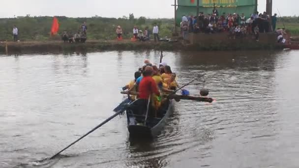 Hai Duong, Vietnam, 25 februari 2015: jordbrukare examen matlagning ris på båten på Bach Hao pagoda festival, vietnam — Stockvideo