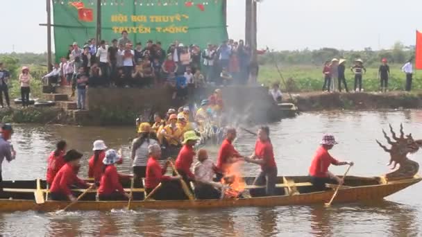 하이 두 옹, 베트남, 2015 년 2 월 25 일: 농민 시험 바흐 Hao 탑 축제, 베트남에서 보트에 쌀 요리 — 비디오