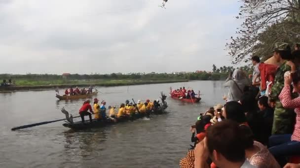 Haiduong, Vietnam, February, 25, 2015: People race the traditional boat on lake at traditional festival, vietnam — Stock Video