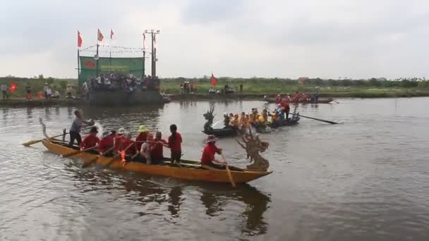 Haiduong, Vietnam, 25 de febrero de 2015: La gente corre el barco tradicional en el lago en el festival tradicional, Vietnam — Vídeos de Stock