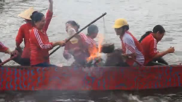 Хай Дуонг, В'єтнаму, 25 лютого 2015: фермери іспит приготування рису на човні на Хао Баха пагода фестивалі, В'єтнам — стокове відео