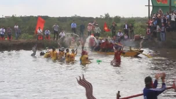 HAI DUONG, VIETNAM, 25 de febrero de 2015: los agricultores examinan cómo cocinar arroz en barco en el festival de pagoda Bach Hao, Vietnam — Vídeos de Stock