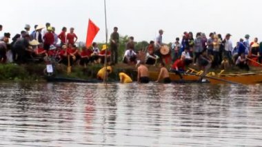 Haiduong, Vietnam, Şubat, 25, 2015: İnsanlar geleneksel tekne yarış günü göl geleneksel festival, vietnam
