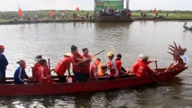 Hai Duong, Vietnam, 25 Şubat 2015: yemek pirinç tekne Bach Hao pagoda Festivali, vietnam çiftçiler sınavı