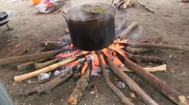 Haiduong, Vietnam, 12 Mart 2015: insanlar ve yuvarlak pirinç keki