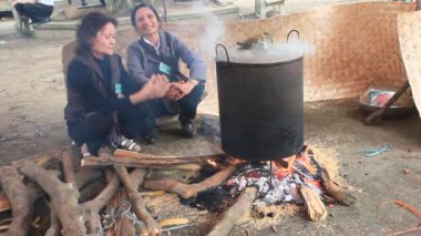 Haiduong, Vietnam, 12 Mart 2015: insanlar ve yuvarlak pirinç keki