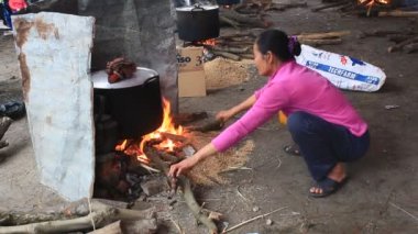 Haiduong, Vietnam, 12 Mart 2015: insanlar ve yuvarlak pirinç keki