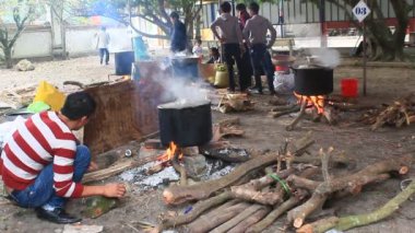 Haiduong, Vietnam, 12 Mart 2015: insanlar ve yuvarlak pirinç keki